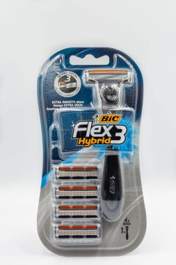 KYIV, UKRAINE - 24 Aralık 2020: Bic Flex Melez 3 traş makinesinin atölye çekimi beyaz arka plana yakın çekim.