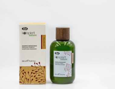 KYIV, UKRAINE - HAZİRAN 07, 2021: Lisap Keraplant Doğa Stüdyosu, şampuan şişesine enerji veriyor ve beyaz arkaplana yakın çekim yapıyor.