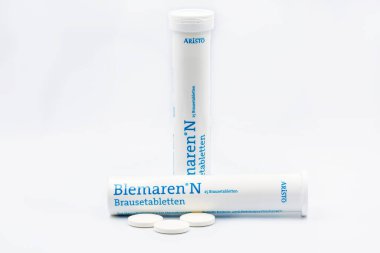 KYIV, UKRAINE - 24 Aralık 2020: Blemaren Aristo tabletlerinin atölye çekimi beyaz arka plana yakın çekim. Böbrek taşlarını eritmek için kullanılan bir ilaç..