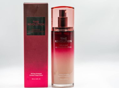 KYIV, UKRAINE - ŞUBRUARY 07, 2021: Zaman Devrimi 'nin stüdyo çekimi kırmızı alg canlandırıcı losyon 100 gün mayalanmış kondrus crispus cilt bakımı şişesi ve beyaz şişeye yakın çekim.