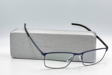 KYIV, UKRAINE - Mart 06, 2021: Modern Fransız Morel Lightec göz okuma gözlüklerinin beyaz arka plana yakın çekimleri.