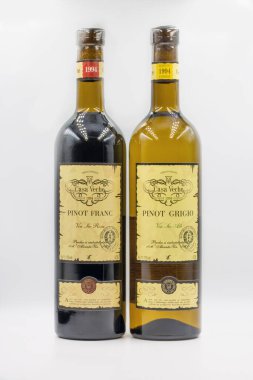 KYIV, UKRAINE - 27 Şubat 2021: Pinot Grigio ve Pinot Franc beyaz arka plana karşı Casa Veche Moldova şaraphanesinden beyaz ve kırmızı şarap şişeleri.