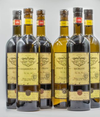KYIV, UKRAINE - 27 Şubat 2021: Riesling, Chardonnay, Pinot Grigio, Pinot Franc, Merlot ve Cabernet Sauvignon beyaz ve kırmızı şarap şişeleri Casa Veche Moldova şaraphanesinden beyaz şarap şaraphanesine karşı.