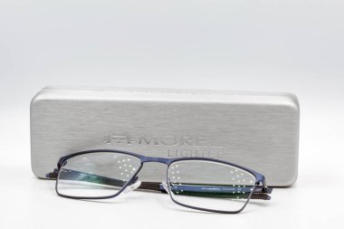 KYIV, UKRAINE - Mart 06, 2021: Modern Fransız Morel Lightec göz okuma gözlüklerinin beyaz arka plana yakın çekimleri.