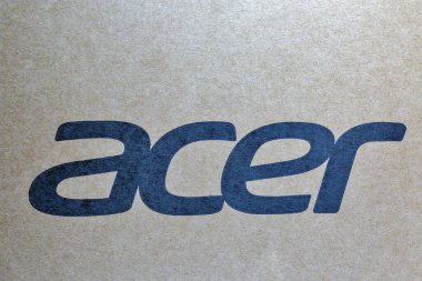 KIEV, UKRAINE - Mart 02, 2021: Laptope karton kutu yüzeyinde Acer logosu yakın plan. Acer Tayvan merkezli uluslararası bir bilgisayar şirketidir..