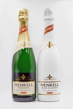 KYIV, UKRAINE - Mart 06, 2021: Alman Henkell Blanc de Blanc ve Trocken klasik kuru şarap şişesinin beyaz arka plana yakın çekim görüntüleri.