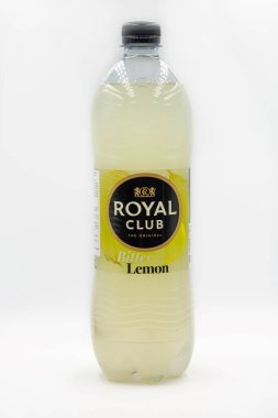 KYIV, UKRAINE - 27 Mart 2021: Kraliyet Kulübü, plastik şişedeki acı limonlu tonik suyu beyaz arka plana yakın plan.