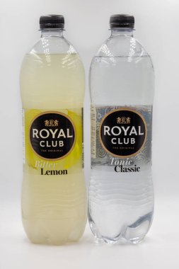 KYIV, UKRAINE - 27 Mart 2021: Royal Club orijinal acı limon ve plastik şişelerdeki klasik tonik su beyaz arka plana yakın plan.