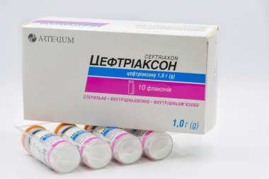 KYIV, UKRAINE - Nisan 03, 2021: Enjeksiyon için şişede arteryum kuru toz antibiyotik ceftriakson atımı. Bir dizi bakteriyel enfeksiyonun tedavisinde kullanılan bir antibiyotiktir.