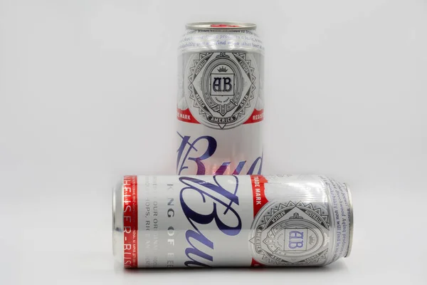 Kyiv Ukraine Mars 2021 Bud Beer Cans Närbild Mot Vit — Stockfoto