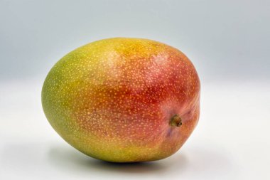 Beyaz arka planda bir mango meyvesi var.