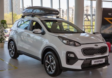 KYIV, UKRAINE - 10 Mayıs 2021: Otomotiv Merkezi bayiliğinde sergilenen yeni beyaz Kia Sportage arabası. Kia Corporation, Güney Koreli çok uluslu otomobil üreticisi..