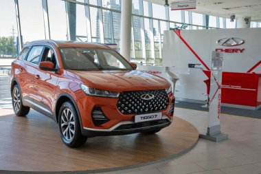 KYIV, UKRAINE - 10 Mayıs 2021: Otomotiv Merkezi bayilik şirketinde yeni turuncu Chery Tiggo 7 arabası sergileniyor. Chery, Çin devletine ait bir otomobil üreticisi..