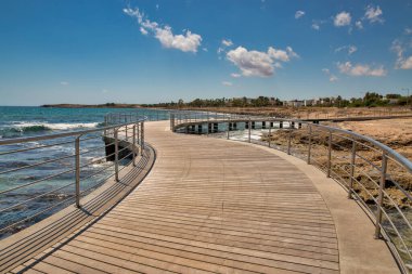 Ayia Napa yaz tatil beldesi sahil gezisi kıyı şeridi, Kıbrıs.