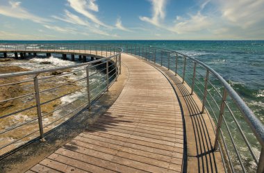Ayia Napa yaz tatil beldesi sahil gezisi kıyı şeridi, Kıbrıs.