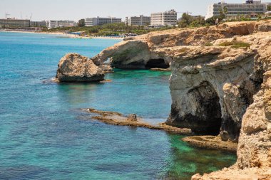 Ayia Napa yazlık tatil beldesi, Kıbrıs Rum Kesimi 'nin ünlü Aşk ve Şehir Köprüsü ile kayalık kıyı şeridi manzarası.