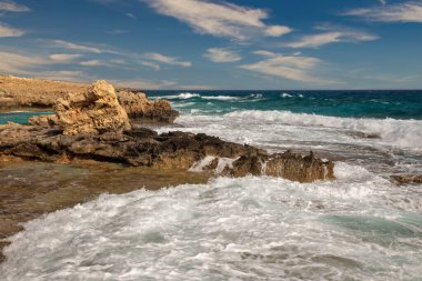Ayia Napa yaz tatili kayalık fırtınalı sahil önü, Kıbrıs.