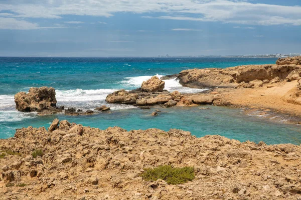 Ayia Napa Resort Verão Rochoso Beira Mar Tempestuoso Com Paisagem — Fotografia de Stock