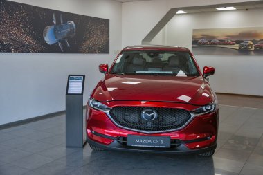 KYIV, UKRAINE - 10 Mayıs 2021: Otomobil bayiliğinde yeni kırmızı Mazda CX-5 arabası sergileniyor. Çapraz SUV Mazda Motor Corporation tarafından Japonya 'da üretildi.