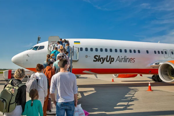 Kyiv Ukraine Maio 2021 Pessoas Que Embarcam Skyup Airlines Boeing — Fotografia de Stock
