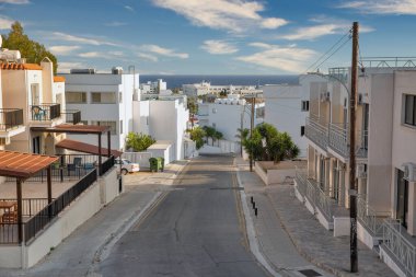Ayia Napa şehir manzarası, pitoresk eski cadde ve Akdeniz, Kıbrıs.