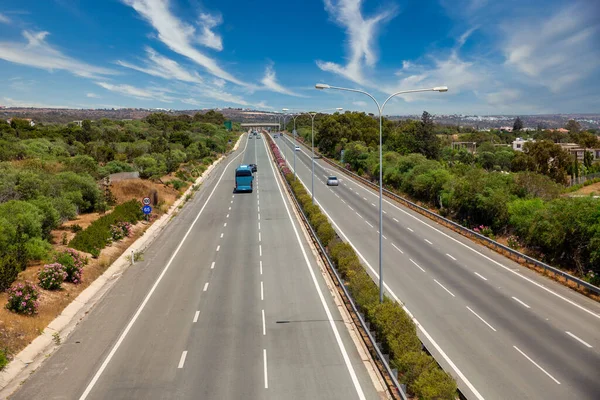 Vista Carros Ônibus Dirigindo Rodovia Perto Larnaca Chipre — Fotografia de Stock