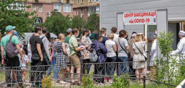 KYIV, UKRAINE - 17 Haziran 2021: Uluslararası Sergi Merkezi 'nde donatılmış 19 kitle aşılama merkezinde insanlar koronavirüse karşı aşılanma sıralarının gelmesini bekliyor.