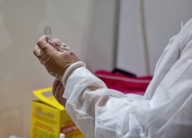 KYIV, UKRAINE - 17 Haziran 2021: Uluslararası Sergi Merkezi 'ndeki COVID 19 toplu aşı merkezinde Coronavirus' a karşı aşı yapmaya hazırlanıyor.