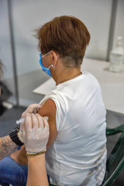 Kyiv Ucraina Giugno 2021 Donna Mezza Età Vaccinata Dall Infermiere — Foto Stock