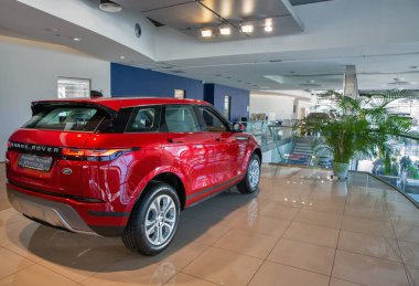 KYIV, UKRAINE - 10 Mayıs 2021: Yeni Evoque SUV arabası Range Rover Center bayilik şirketinde sergileniyor. Land Rover tarafından üretilen 4x4 'lük bir otomobil, Jaguar Land Rover' ın markası ve alt markası..