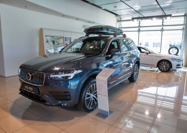 KYIV, UKRAINE - 10 Mayıs 2021: Volvo Center bayilik şirketinde sergilenen yeni XC90 SUV arabası. Volvo Group, merkezi Göteborg 'da bulunan İsveçli çok uluslu imalat şirketidir..