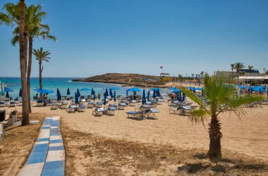 AYIA NAPA, CYPRUS - 23 Mayıs 2021: insanlar ünlü Vathia Gonia Sahili 'ni ziyaret eder. Ayia Napa, Kıbrıs 'ın güney kıyılarının uzak doğu ucunda bir turizm beldesi..