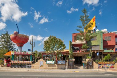 AYIA NAPA, CYPRUS - 23 Mayıs 2021: yazın güneşli Nissi Caddesi 'nde Margarita Meksika barı. Ayia Napa, Kıbrıs 'ın güney kıyılarının uzak doğu ucunda bir turizm beldesi..