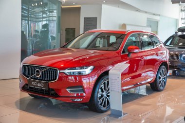 KYIV, UKRAINE - 10 Mayıs 2021: Volvo Center bayilik şirketinde sergilenen yeni XC60 SUV arabası. Volvo Group, merkezi Göteborg 'da bulunan İsveçli çok uluslu imalat şirketidir..