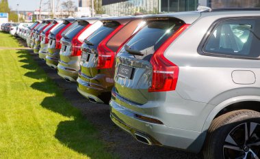 KYIV, UKRAINE - 10 Mayıs 2021: Volvo Center bayilik şirketinde sergilenen yeni XC90 SUV araçları. Volvo Group, merkezi Göteborg 'da bulunan İsveçli çok uluslu imalat şirketidir..