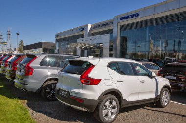 KYIV, UKRAINE - 10 Mayıs 2021: Volvo Winner Aotomotiv Merkezi bayilik şirketinde yeni SUV arabaları sergileniyor. Volvo Group, İsveçli çok uluslu bir imalat şirketidir..