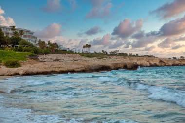 Lüks oteller, Maistralli, Glyki plajları olan yaz akşamı manzarası. Ayia Napa, Kıbrıs.