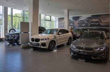 KYIV, UKRAINE - 10 Mayıs 2021: BMW AWT Bavyera bayilik şirketinde yeni modern BMW arabaları sergileniyor. BMW, lüks araçlar ve motosikletler üreten çok uluslu bir Alman şirketidir..