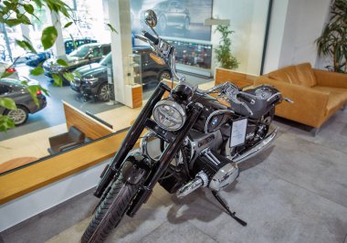 KYIV, UKRAINE - 10 Mayıs 2021: BMW AWT Bavyera bayilik şirketinde yeni modern BMW motosiklet sergileniyor. BMW, lüks araçlar ve motosikletler üreten çok uluslu bir Alman şirketidir..