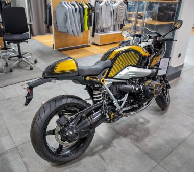 KYIV, UKRAINE - 10 Mayıs 2021: BMW AWT Bavyera bayilik şirketinde yeni modern BMW Nine T Racer motosikleti sergileniyor. BMW, lüks araçlar ve motosikletler üreten çok uluslu bir Alman şirketidir.