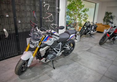 KYIV, UKRAINE - 10 Mayıs 2021: Yeni modern BMW R 1250 Spor Motosikleti BMW AWT Bavyera bayiliğinde sergileniyor. BMW, lüks araçlar ve motosikletler üreten çok uluslu bir Alman şirketidir.