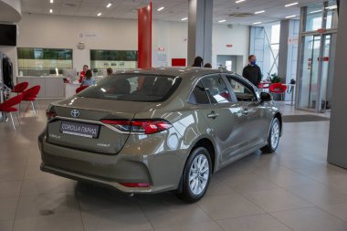KYIV, UKRAINE - 15 Mayıs 2021: Araba galerisi City Plaza 'da yeni Toyota Corolla Hybrid arabası sergileniyor. Küresel olarak üretilen ve pazarlanan bir alt kompakt ve kompakt otomobil serisidir. 1966 yılında tanıtıldı..