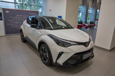 KYIV, UKRAINE - 15 Mayıs 2021: Yeni Toyota C-HR Hybrid araba galerisi City Plaza 'da sergileniyor. 2017 yılında Avrupa, Avustralya, Güney Afrika ve Kuzey Amerika 'da satışta olan bir arazi aracı.