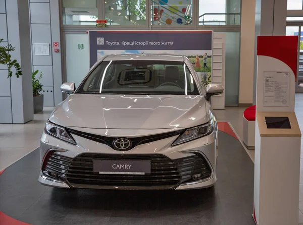 Kyiv Ucraina Maggio 2021 Nuova Toyota Camry Bianca Esposta Nella — Foto Stock