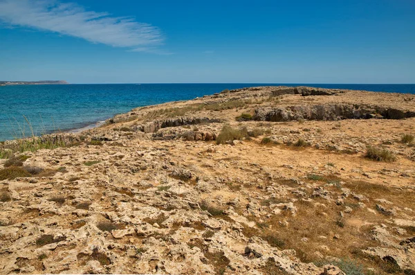 Ayia Napa Słoneczny Letni Krajobraz Morski Przylądkiem Greco Oddali Cypr — Zdjęcie stockowe