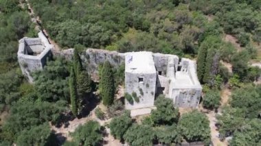 Kassiopi Kalesi üzerinde hava aracı videosu. Yunanistan 'ın Kassiopi kentindeki balıkçı köyünü denetleyen Korfu' nun kuzeydoğu kıyısında bir şato..