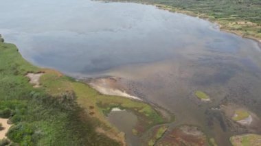Korission Gölü üzerinde hava aracı videosu. Korission Lagoon, Yunanistan 'ın Korfu adasının güney kesiminde, İyon Denizi' nde bulunan bir kıyı lagünüdür. Chalikouna Sahili tarafından denizden ayrılmıştır..