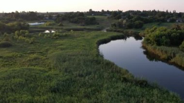 Günbatımında hava aracı görüntüsü. Yaz nehri. Ros sakin su, Orta Ukrayna.