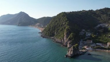 Uzakta Pelekas Kontogialos plajı ve Glyfada plajı üzerindeki hava aracı görüntüsü. Korfu, Yunanistan.