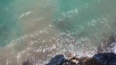 Yunanistan 'ın Korfu adasındaki Kanal d' Amour veya Aşk Kanalı kayalık sahili üzerindeki hava aracı manzarası, ünlü turistik ilgi merkezi.